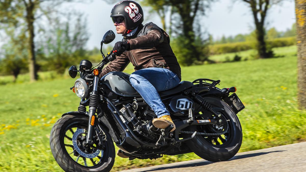 RAI Lichte motorfiets als alternatief voor openbaar vervoer. Schrap daarom theorie